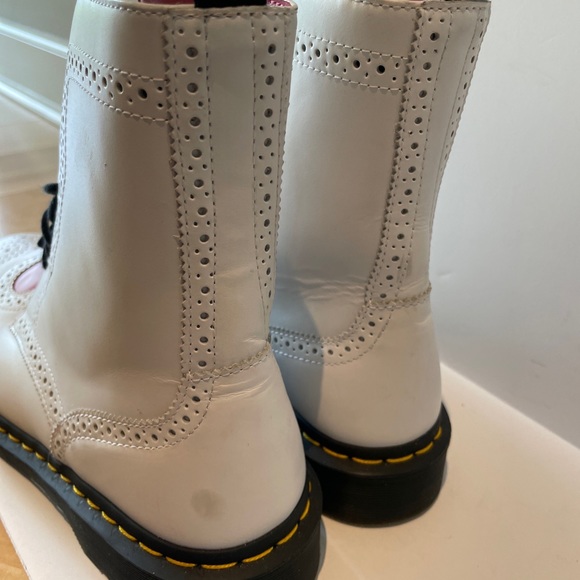 Dr. Martens Bentley II White w/ Red Hearts - Picture 6 of 9